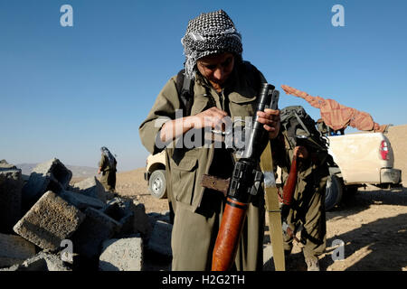 Eine kurdische PKK-Kämpfer Reinigung ein RPG raketengetriebenen Granate in Makhmur Gebiet in der Nähe von Mossul im Norden des Irak Stockfoto