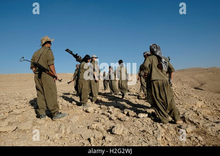 Eine Gruppe der weiblichen Kurdische Kämpfer der kurdischen Arbeiterpartei PKK an der Front gegen ISIS in Makhmur Gebiet in der Nähe von Mossul im Norden des Irak Stockfoto