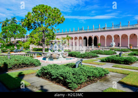 David-Statue mit Blick auf venezianischen Stil Gärten und Statuen auf dem rosa Portikus im Ringling Museum of Art Sarasota FL Stockfoto