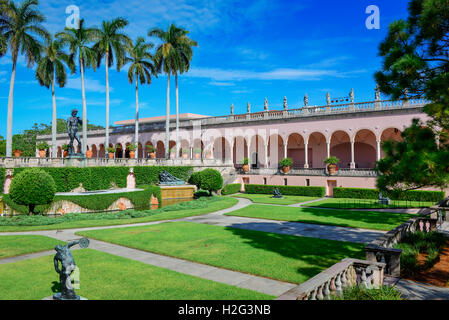 Satzung des David mit Blick auf die opulenten venezianischen gotischen Stil rosa Portikus Gärten, Ringling Museum of Art in Sarasota FL Stockfoto