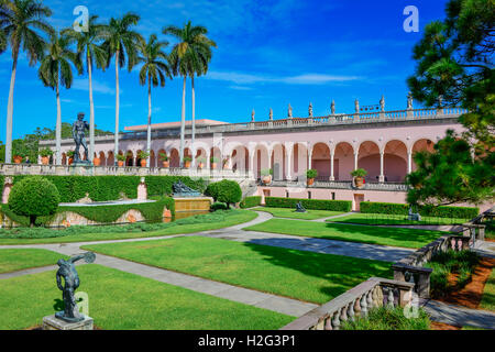 Satzung des David mit Blick auf die opulenten venezianischen gotischen Stil rosa Portikus Gärten, Ringling Museum of Art in Sarasota FL Stockfoto