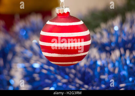 bunten Weihnachtsschmuck hing an den Ästen der Bäume Stockfoto