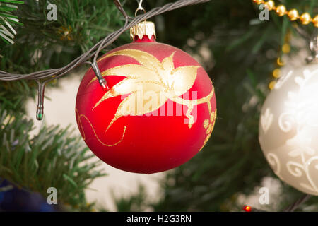 bunten Weihnachtsschmuck hing an den Ästen der Bäume Stockfoto