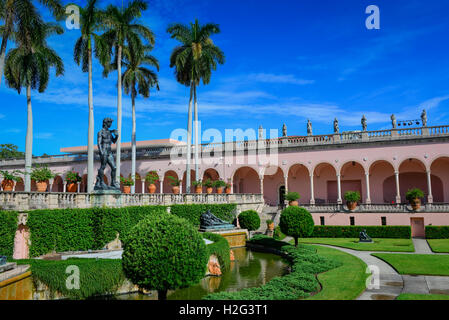 Opulente venezianischen gotischen Stil rosa Portikus und Dekosäulen säumen die versunkenen Gärten, Ringling Museum of Art in Sarasota FL Stockfoto