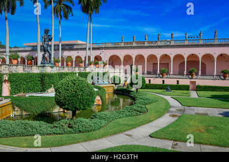 Opulente venezianischen gotischen Stil rosa Portikus und Dekosäulen säumen die versunkenen Gärten, Ringling Museum of Art in Sarasota FL Stockfoto