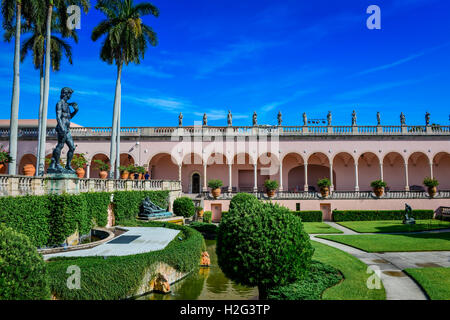 Opulente venezianischen gotischen Stil rosa Portikus und Dekosäulen säumen die versunkenen Gärten, Ringling Museum of Art in Sarasota FL Stockfoto