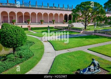 Opulente venezianischen gotischen Stil rosa Portikus und Dekosäulen säumen die versunkenen Gärten, Ringling Museum of Art in Sarasota FL Stockfoto