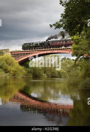 Die Dampflok Taw Tal überqueren den Fluss Severn auf der Severn Valley Railway Victoria Brücke bei Arley in Shropshire. Stockfoto