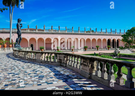 Opulente venezianischen gotischen Stil rosa Portikus und Dekosäulen säumen die versunkenen Gärten, Ringling Museum of Art in Sarasota FL Stockfoto