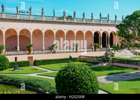 Opulente venezianischen gotischen Stil rosa Portikus und Dekosäulen säumen die versunkenen Gärten, Ringling Museum of Art in Sarasota FL Stockfoto