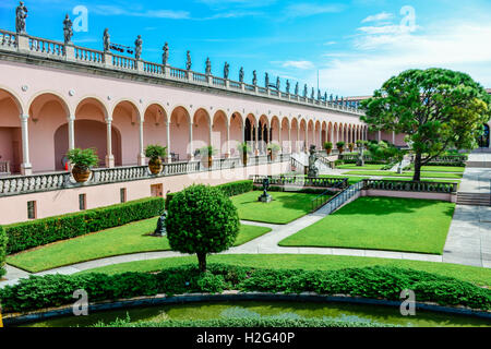 Opulente venezianischen gotischen Stil rosa Portikus und Dekosäulen säumen die versunkenen Gärten, Ringling Museum of Art in Sarasota FL Stockfoto