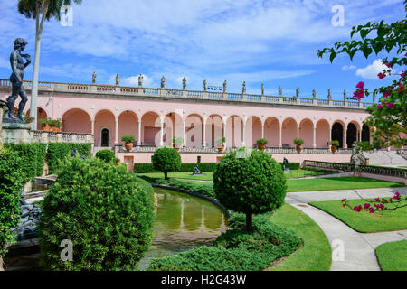 Opulente venezianischen gotischen Stil rosa Portikus und Dekosäulen säumen die versunkenen Gärten, Ringling Museum of Art in Sarasota FL Stockfoto