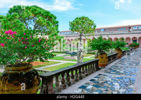 Opulente venezianischen gotischen Stil rosa Portikus und Dekosäulen säumen die versunkenen Gärten, Ringling Museum of Art in Sarasota FL Stockfoto