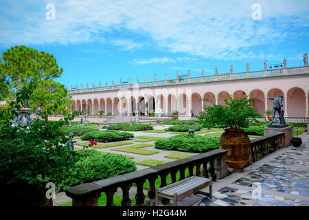 Opulente venezianischen gotischen Stil rosa Portikus und Dekosäulen säumen die versunkenen Gärten, Ringling Museum of Art in Sarasota FL Stockfoto