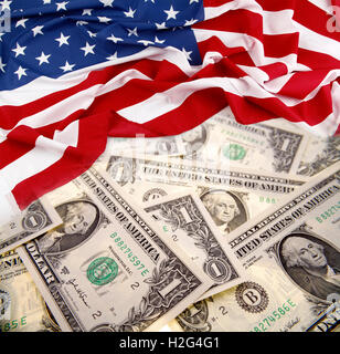 Amerikanische Flagge auf den sortierten Banknoten Stockfoto