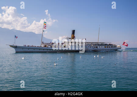 Vevey, Schweiz - 25. September 2016: "La Suisse" Passagier Steamboat verlassen die Stadt Vevey, Schweiz. Stockfoto