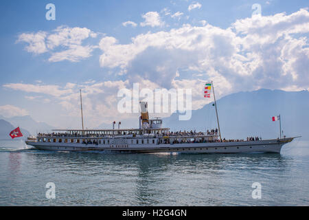 Vevey, Schweiz - 25. September 2016: "La Suisse" Passagier Steamboat verlassen die Stadt Vevey, Schweiz. Stockfoto