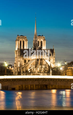 Die Kathedrale Notre Dame in Paris, Frankreich Abend. Stockfoto