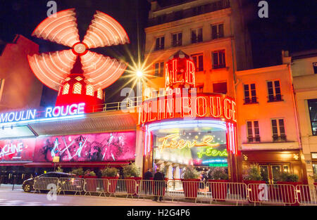 Paris, Frankreich-Juni 06, 2016: Die berühmten Cabaret Moulin Rouge befindet sich in Montmartre-Viertel am Boulevard Clichy in Paris. Stockfoto