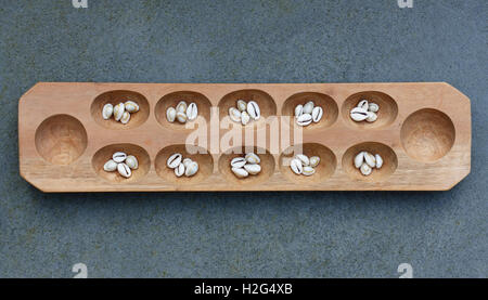 Mancala Board mit Muscheln. Mancala ist ein traditionelles Brettspiel auf der ganzen Welt gespielt. Stockfoto