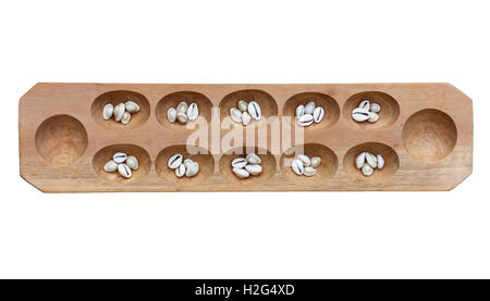 Mancala Board mit Muscheln auf weiß. Mancala ist ein traditionelles Brettspiel auf der ganzen Welt gespielt. Stockfoto
