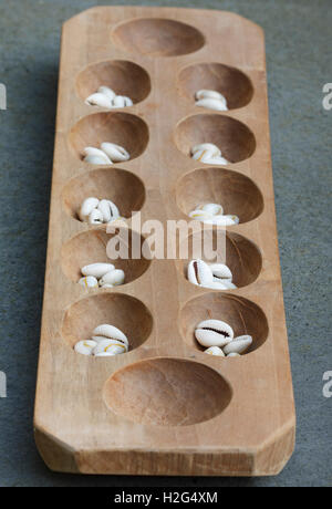 Mancala Board mit Muscheln. Mancala ist ein traditionelles Brettspiel auf der ganzen Welt gespielt. Stockfoto