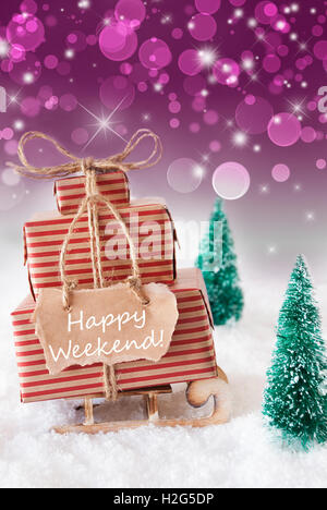 Vertikale Schlitten auf lila Hintergrund, Text Happy Weekend Stockfoto