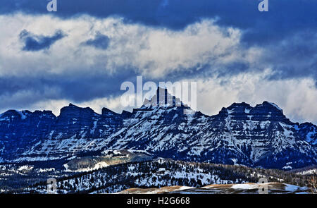 Sublette Peak unter stürmischen Himmel in der Absaroka Mountains in Wyoming, USA Stockfoto