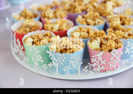 Hausgemachte Karamell Popcorn in Cupcake Tassen Stockfoto