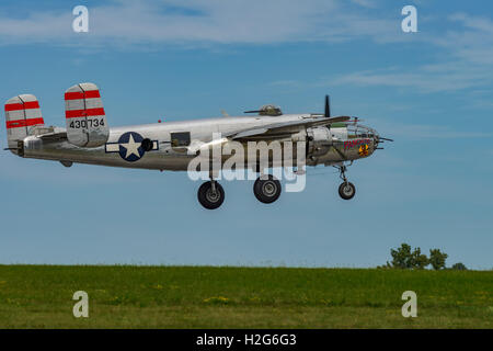 NEW WINDSOR, NY - 3. September 2016: Panchito ist eine North American b-25 Mitchell aus das Wort Krieg II Ära Stewart Ai überfliegen Stockfoto