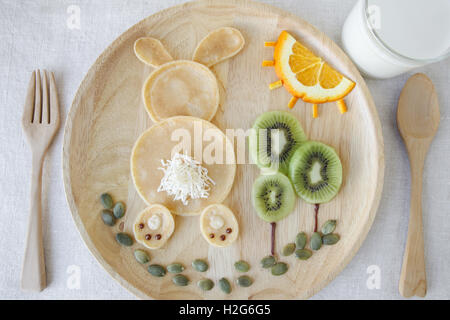 Hase-Pancake-Frühstück, lustige Essen Kunst für Kinder Stockfoto