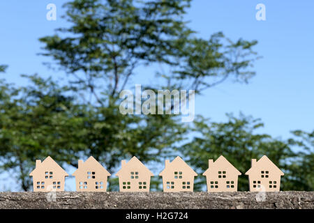 Holzspielzeug Haus mit Baum und blauen Himmelshintergrund Stockfoto