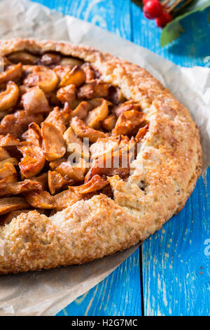 Hausgemachte Bio Apfelkuchen. Herbst Dessert Galette mit Apfel, Zimt und andere Gewürze Stockfoto