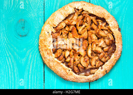 Hausgemachte Bio Apfelkuchen-Ansicht von oben. Herbst Dessert Galette mit Apfel, Zimt und andere Gewürze Stockfoto