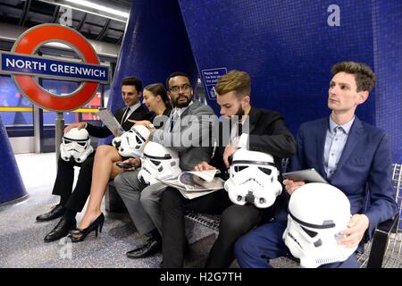 REDAKTIONELLE NUTZUNG NUR, KEIN MERCHANDISING. London-Pendler entdecken Sie ihre innere Star Wars Identitäten u-Bahnstation North Greenwich, London, wie Star Wars Identitäten The Exhibition in The O2, London, am 18. November 2016 öffnet. Stockfoto