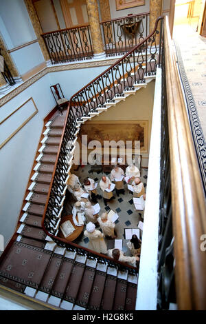Chor singt in der Henry Holland entworfen Treppe gut Berrington Hall.Genius Loci, eine Lese-Erde-Produktion. Stockfoto