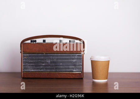 Alten Retro-Stil-Radio auf einer Holzfläche mit hellem Hintergrund Stockfoto