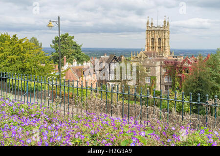 Great Malvern Priory Kirche aus der Rose Gardens, Great Malvern, Worcestershire, England, Vereinigtes Königreich Stockfoto