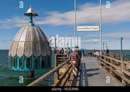 Absteigende Tauchen Gondel auf dem Pier in Zingst an der Ostsee Halbinsel Darß Mecklenburg Western Pomerania, Deutschland. Stockfoto