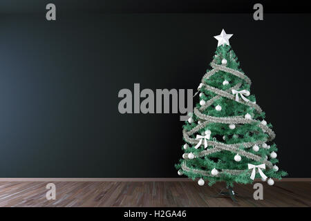 Leere Wand Hintergrund mit Weihnachtsbaum. Legen Sie einfach Ihr Creative auf diese leere Wand-Oberfläche. Stockfoto