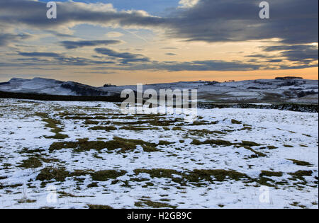 Gebäudeumrisse im Schnee in Aesica (große Chesters) Roman Fort, Hadrianswall, Northumberland, England - Blick nach Osten Stockfoto