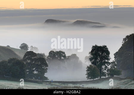 Am frühen Morgennebel: Blick nach Osten zum Sonnenaufgang von Walltown Klippen, Hadrianswall (mit Winshield Felsen im Hintergrund) Stockfoto