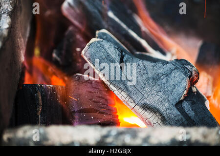 brennende Holz Kohlen in den Schmiedeofen hautnah Stockfoto