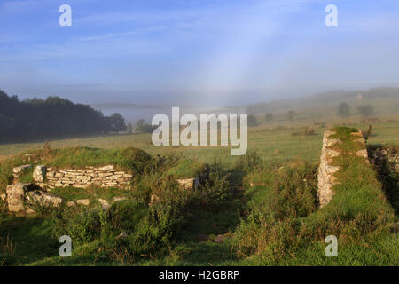 Nebel Schleife an Aesica (große Chesters) Roman Fort - Blick auf das Westtor, auf der Suche nach West-süd-West, Hadrianswall, Northumberland Stockfoto