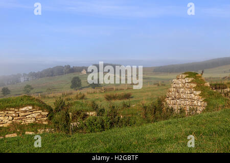 Aesica (große Chesters) Roman Fort - die West gate aussehende West-Nord-West im frühen Morgennebel, Hadrianswall, Northumberland Stockfoto