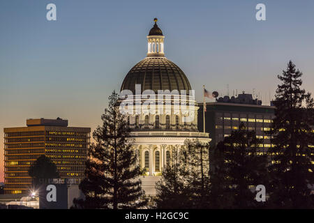 Abenddämmerung Blick auf die California State Capitol Kuppel in der Innenstadt von Sacramento. Stockfoto