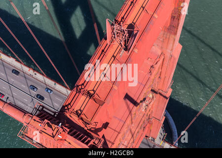 Luftaufnahme der Golden Gate Bridge Aussetzung Turmspitze. Stockfoto