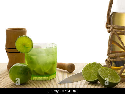 Brasiliens nationale Cocktail mit Cachaca gemacht. Weißen Hintergrund. Stockfoto