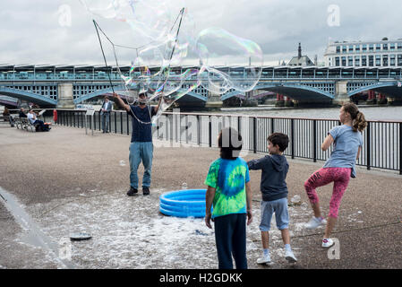 Straße Entertainer auf der Londoner Southbank Seifenblasen für Kinder Stockfoto