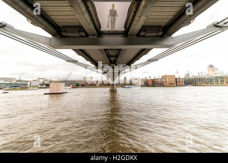 View from below der Millennium Bridge über die Themse Stockfoto